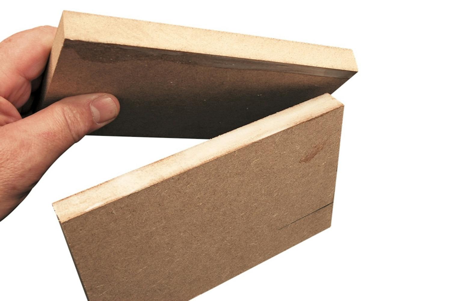 Her har vi smurt et tynt lag lim på hver av MDF-platene. Her har vi smurt et tynt lag lim på hver av MDF-platene.